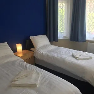 - Close To Beach, Centre, Train Station & Airport United Kingdom